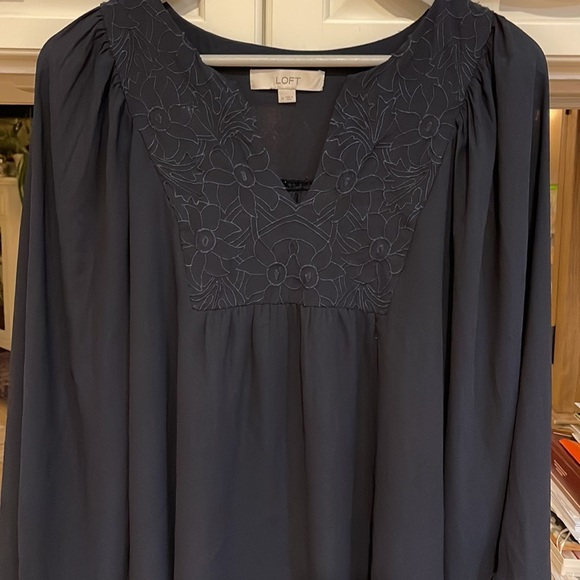 💠LOFT navy blue size M flowy blouse with embroidered neckline - Picture 1 of 6